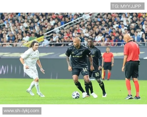 足球场上险些丧命的球星们:从生死边缘重生的传奇瞬间 足球场上险些丧命的球星们:从生死边缘重生的传奇瞬间